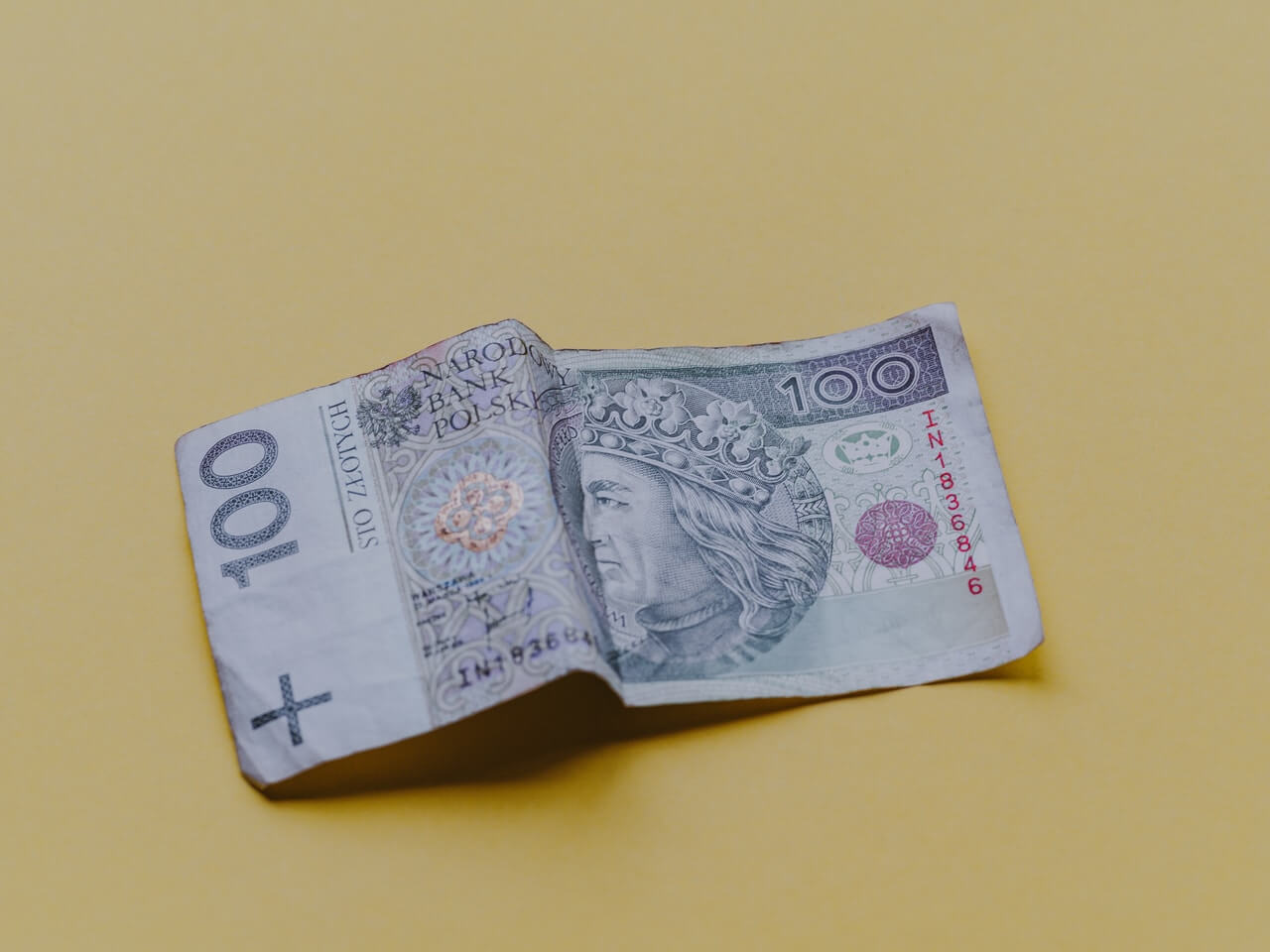 banknot 100 zł - pożyczanie od instytucji pożyczkowych lub prywatnie