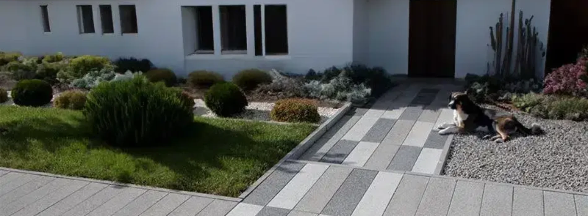 Nowoczesna aranżacja podjazdu z płytami wielkoformatowymi – inspiracje i realizacje