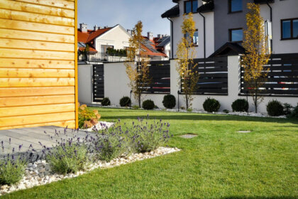 Pomysł na tanie ogrodzenie – co zrobić, żeby było trwałe i estetyczne?